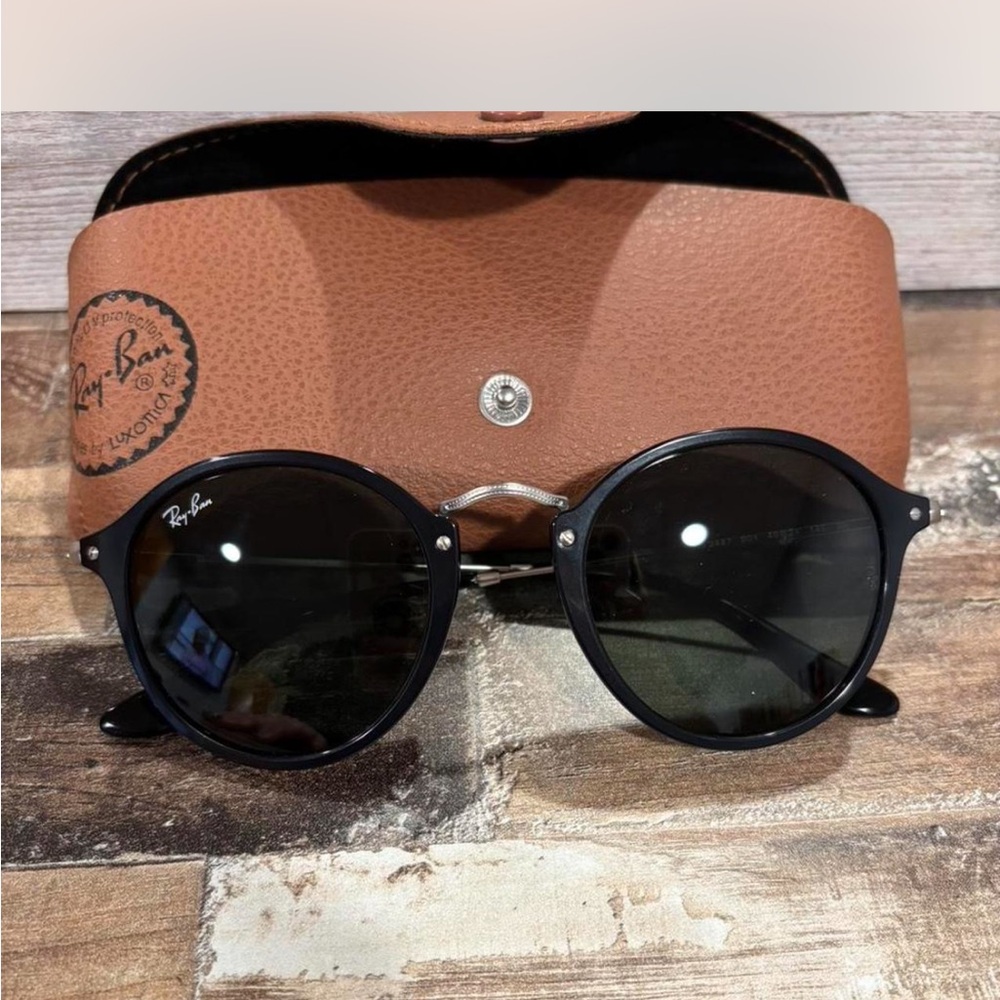 Ray-Ban Black Round Sunglasses with Brown Case